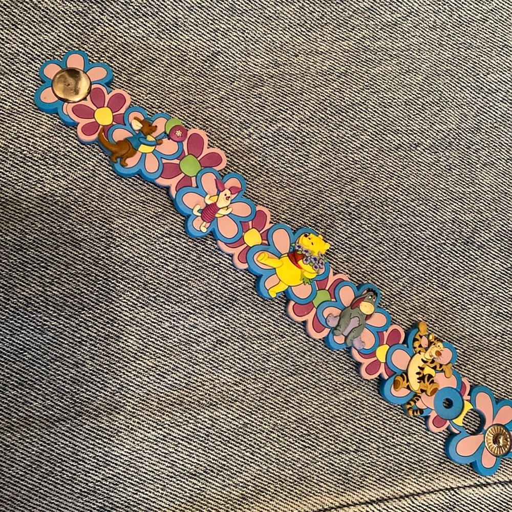 DIDNEY WINNIE THE POOH rubber flower bracelet too piglet eyor tigger free
